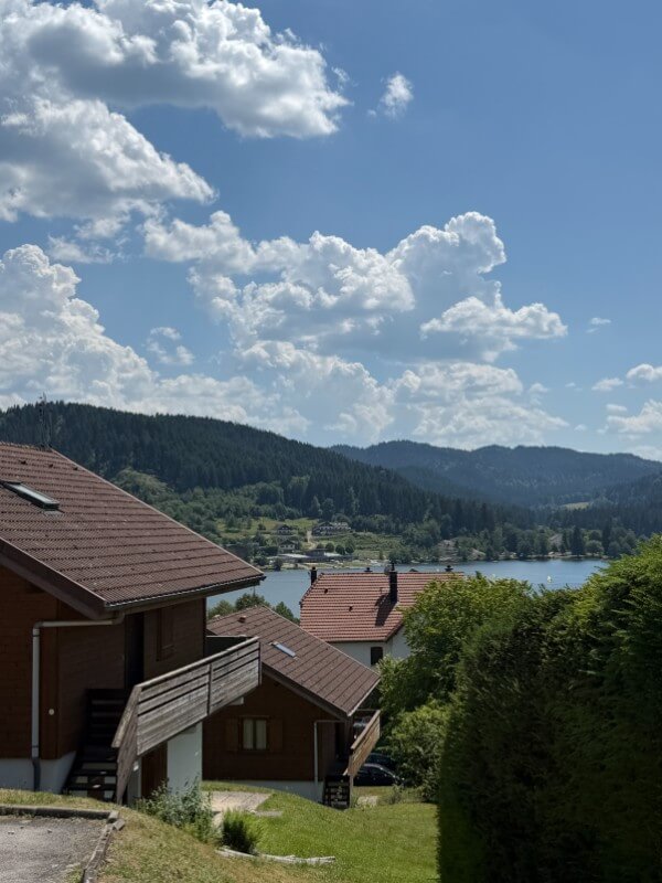 Habitations au bord d’un lac vosgien